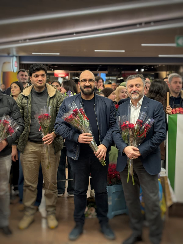 İki kafile halinde gelen umrecilerimiz coşkuyla karşılandı